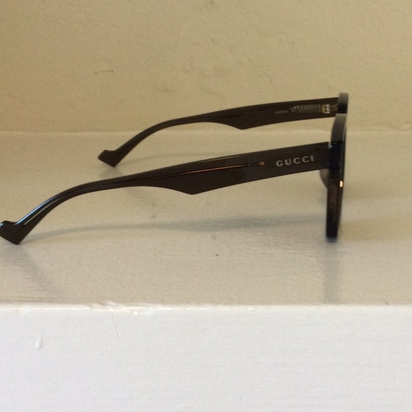 Chic, Classic Gucci Sunglasses - Picture 2 of 5